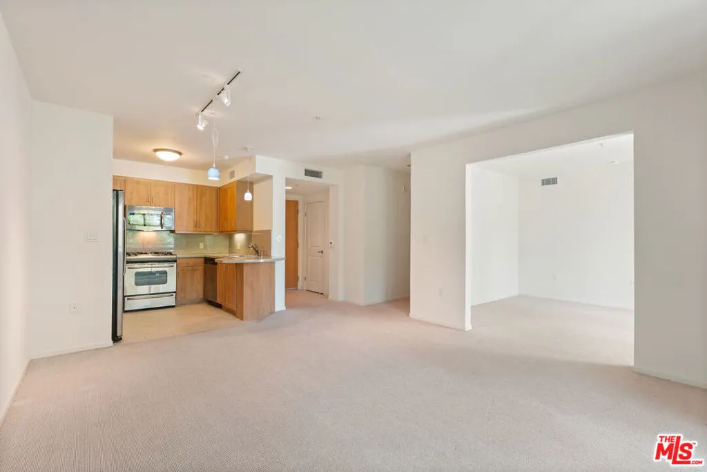 Los Angeles, California 90012, United States, 2 Bedrooms Bedrooms, ,2 BathroomsBathrooms,Residential,Active,50613