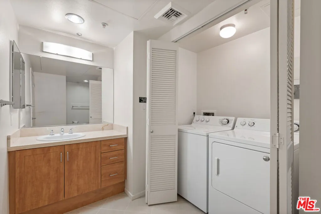 Los Angeles, California 90012, United States, 2 Bedrooms Bedrooms, ,2 BathroomsBathrooms,Residential,Active,50613