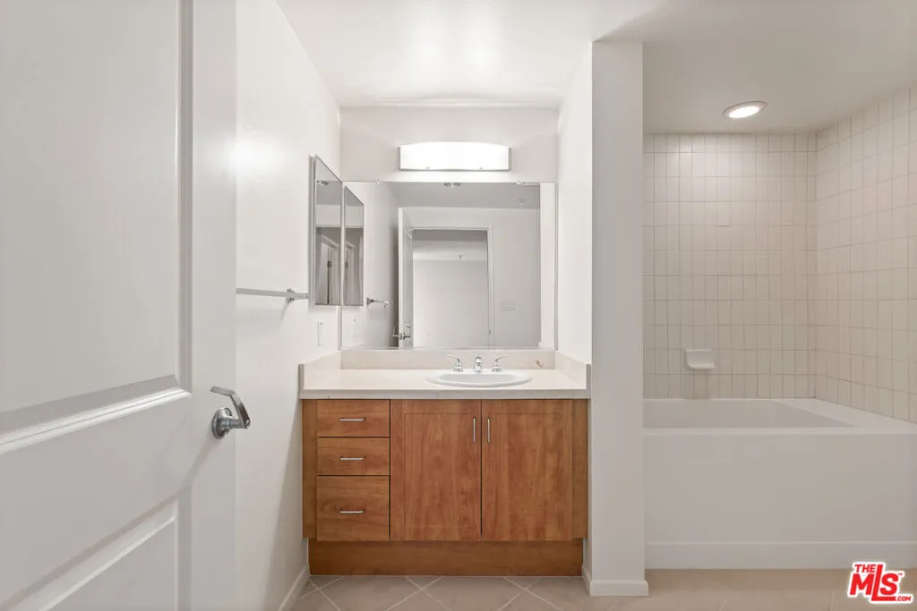 Los Angeles, California 90012, United States, 2 Bedrooms Bedrooms, ,2 BathroomsBathrooms,Residential,Active,50613