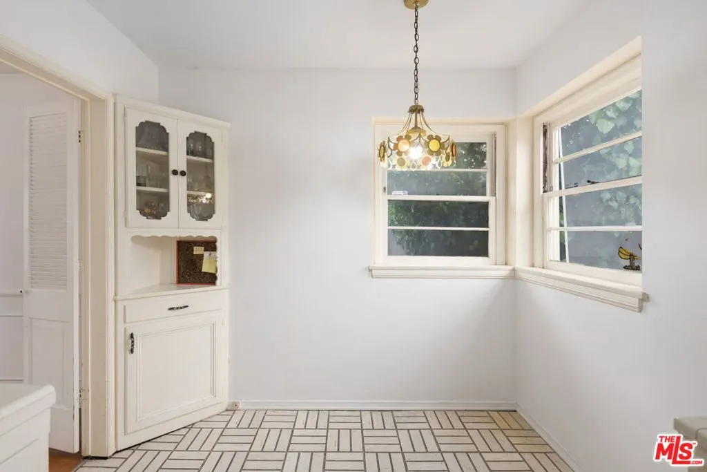 Los Angeles, California 90049, United States, 3 Bedrooms Bedrooms, ,2 BathroomsBathrooms,Residential,Pending,7148