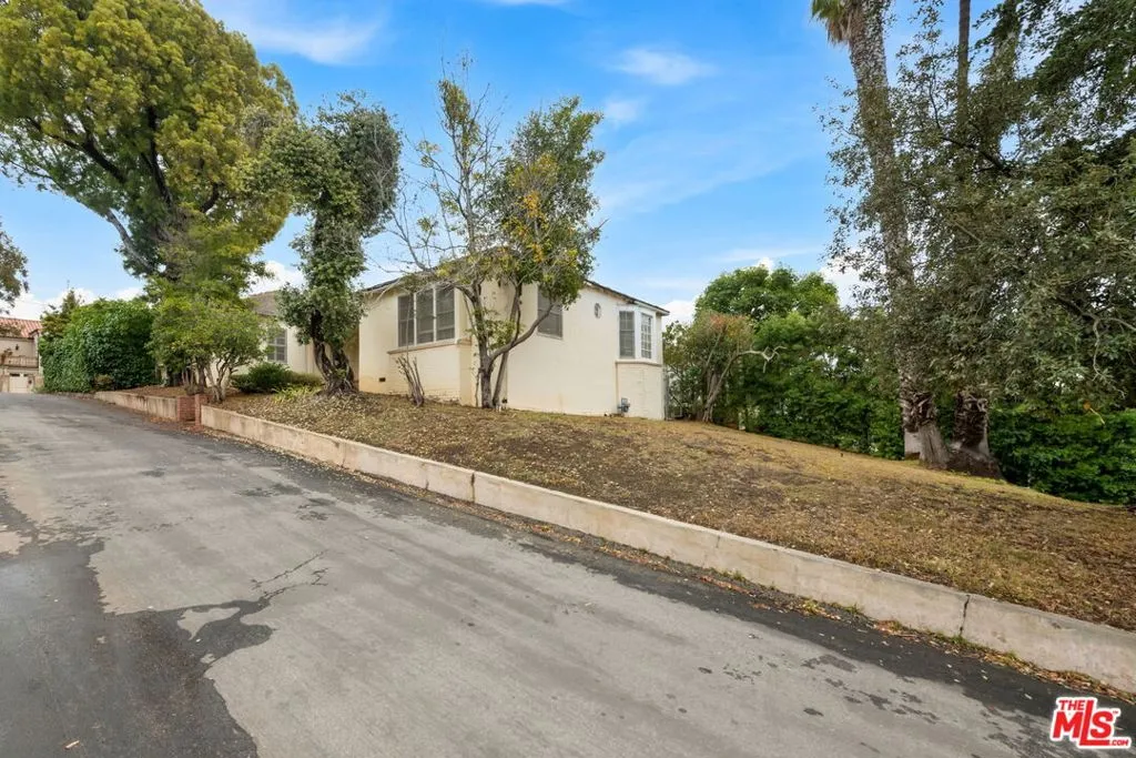 Los Angeles, California 90049, United States, 3 Bedrooms Bedrooms, ,2 BathroomsBathrooms,Residential,Pending,7148