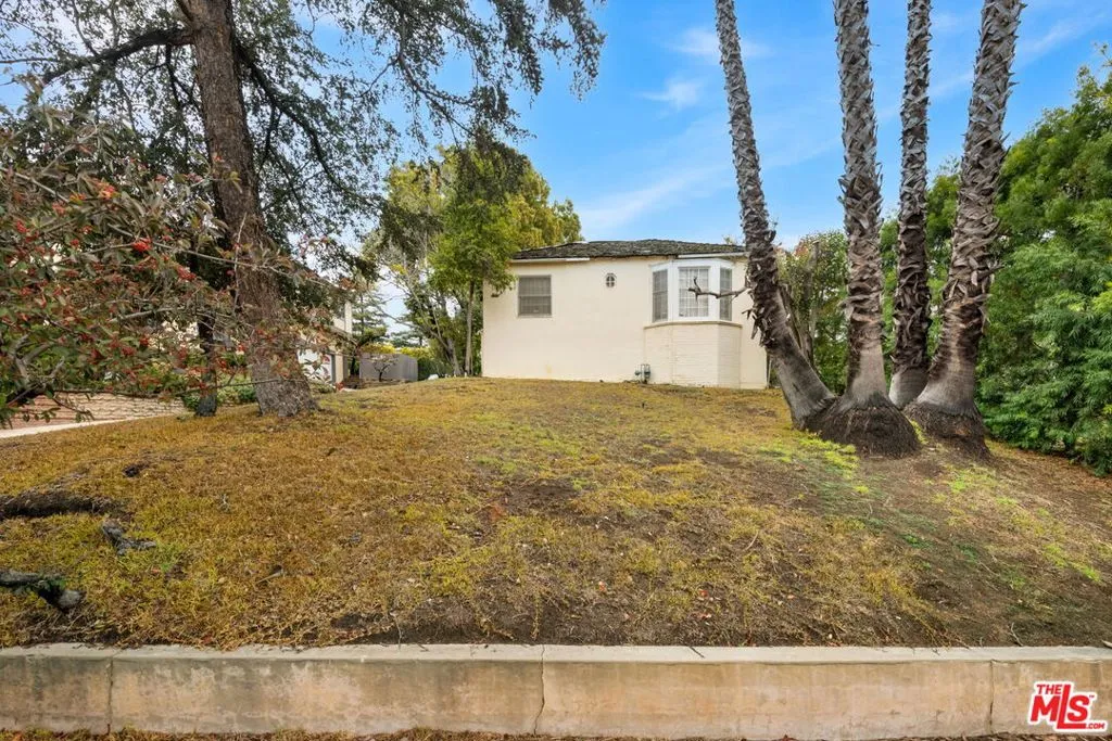 Los Angeles, California 90049, United States, 3 Bedrooms Bedrooms, ,2 BathroomsBathrooms,Residential,Pending,7148