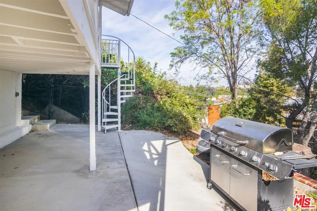 Woodland Hills, California 91364, United States, 3 Bedrooms Bedrooms, ,2 BathroomsBathrooms,Residential,Pending,8922