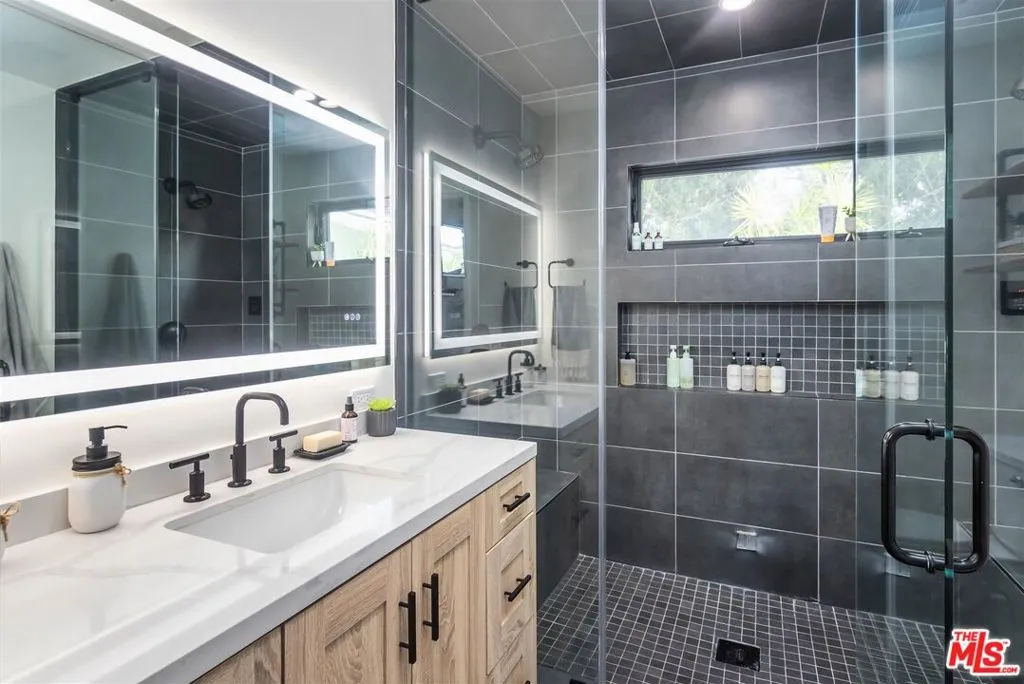 Woodland Hills, California 91364, United States, 3 Bedrooms Bedrooms, ,2 BathroomsBathrooms,Residential,Pending,8922