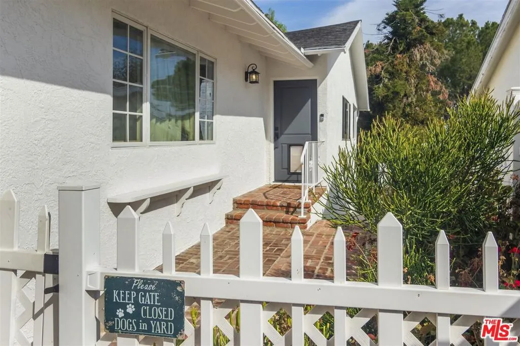 Woodland Hills, California 91364, United States, 3 Bedrooms Bedrooms, ,2 BathroomsBathrooms,Residential,Pending,8922