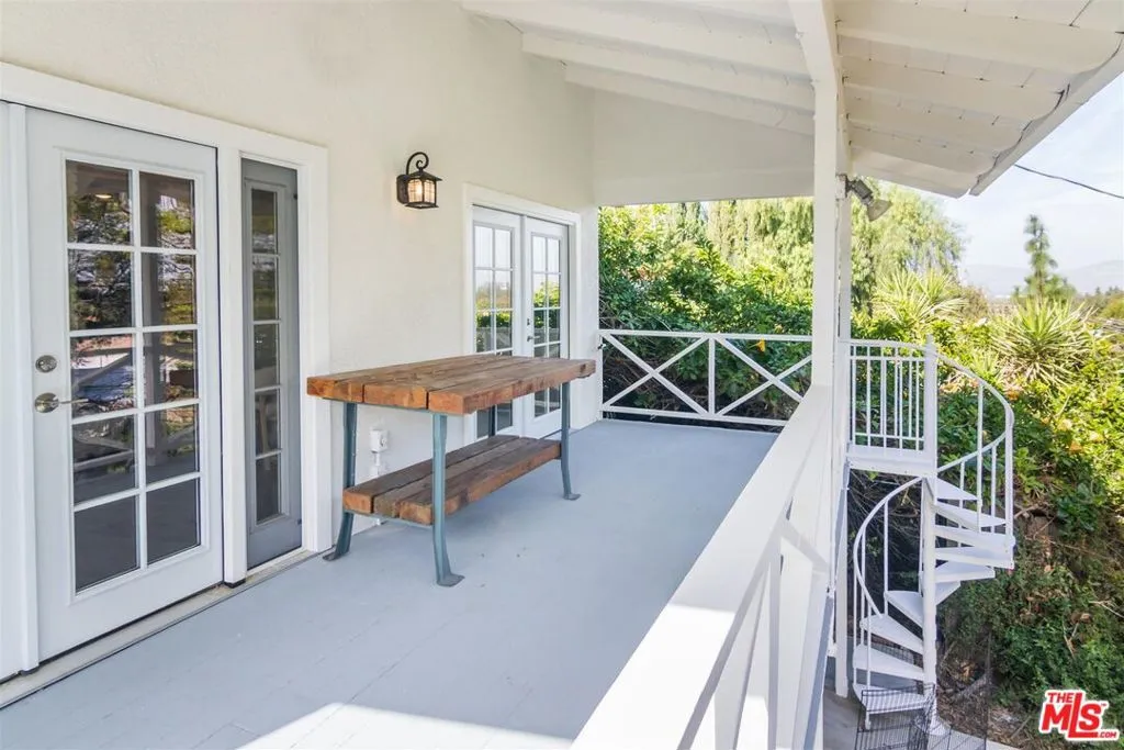 Woodland Hills, California 91364, United States, 3 Bedrooms Bedrooms, ,2 BathroomsBathrooms,Residential,Pending,8922