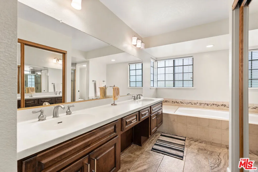 Upland, California 91784, United States, 3 Bedrooms Bedrooms, ,3 BathroomsBathrooms,Residential,Pending,54723