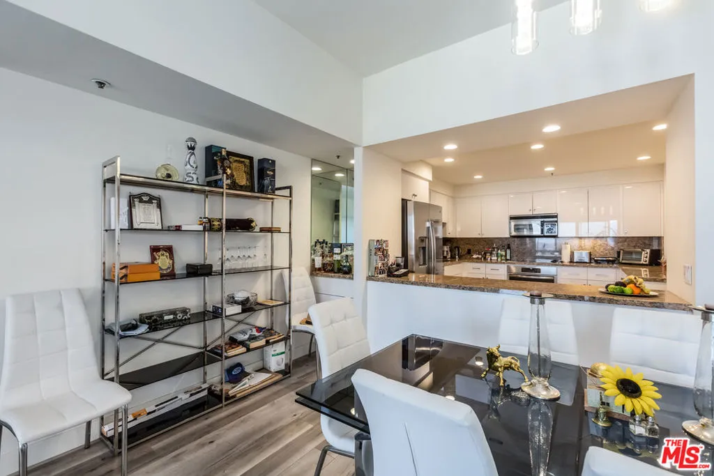 Los Angeles, California 90024, United States, 2 Bedrooms Bedrooms, ,2 BathroomsBathrooms,Residential,Active,11137