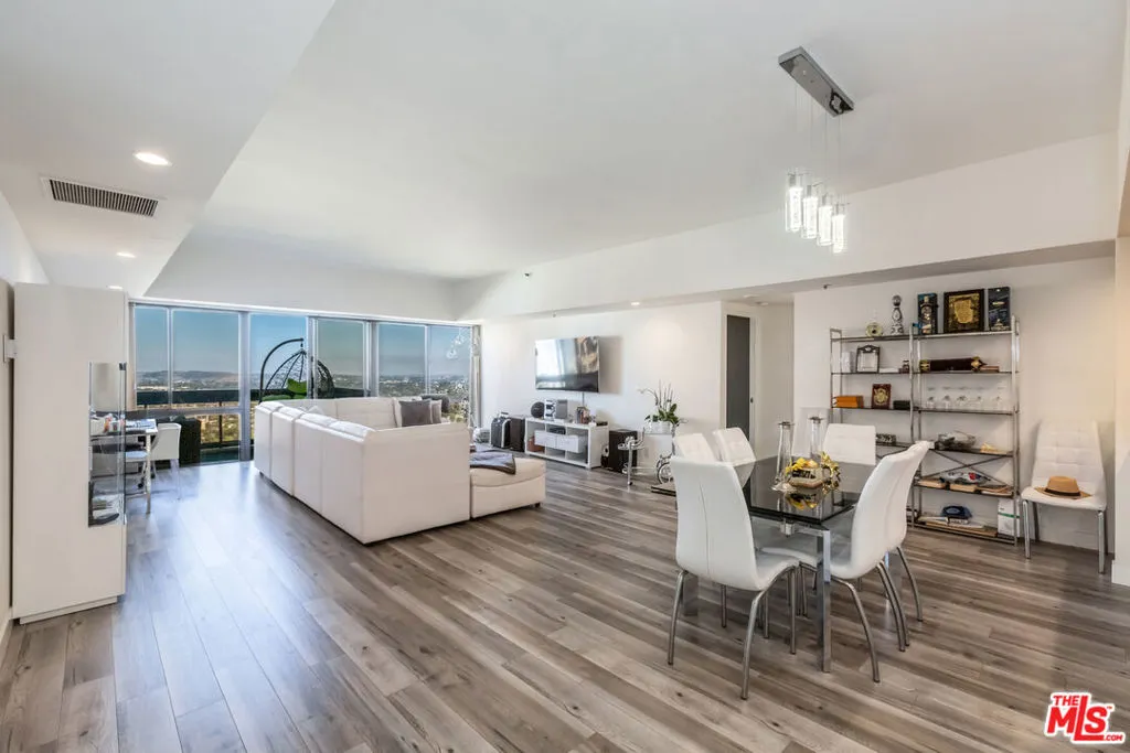 Los Angeles, California 90024, United States, 2 Bedrooms Bedrooms, ,2 BathroomsBathrooms,Residential,Active,11137