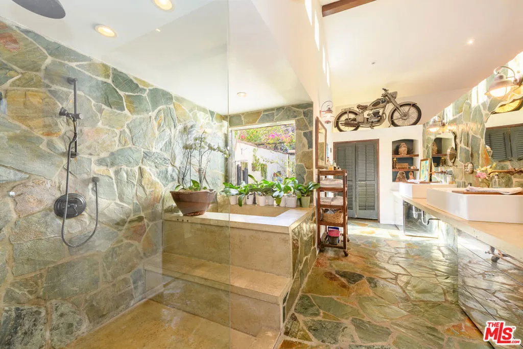 Studio City, California 91602, United States, 3 Bedrooms Bedrooms, ,2 BathroomsBathrooms,Residential,Pending,15848