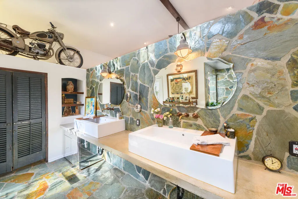 Studio City, California 91602, United States, 3 Bedrooms Bedrooms, ,2 BathroomsBathrooms,Residential,Pending,15848