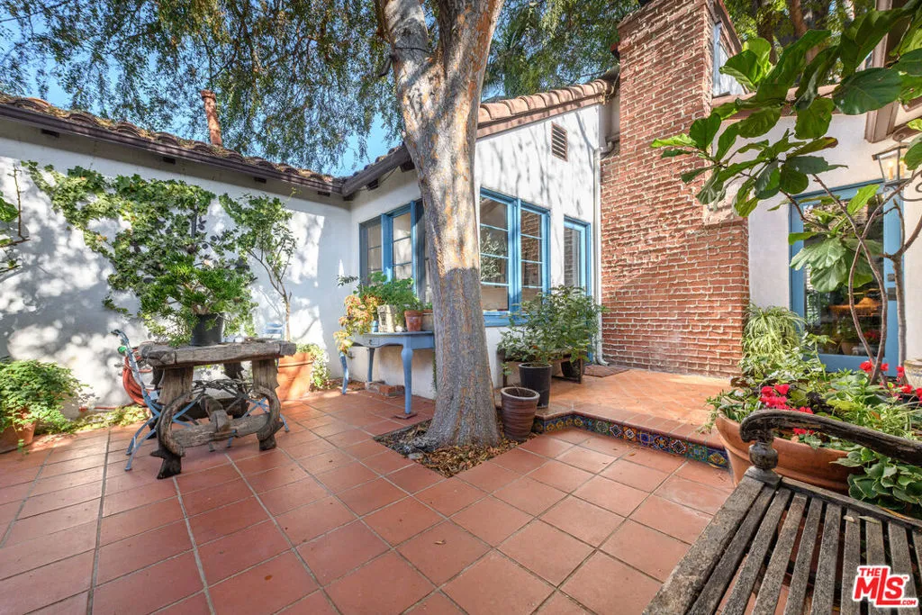 Studio City, California 91602, United States, 3 Bedrooms Bedrooms, ,2 BathroomsBathrooms,Residential,Pending,15848