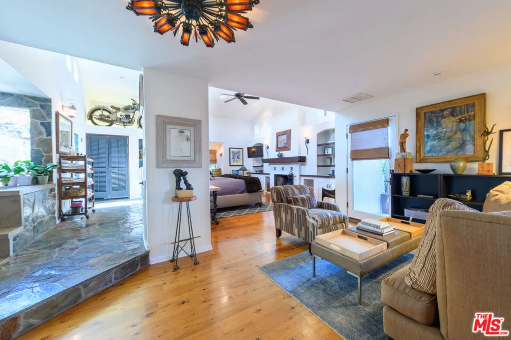 Studio City, California 91602, United States, 3 Bedrooms Bedrooms, ,2 BathroomsBathrooms,Residential,Pending,15848