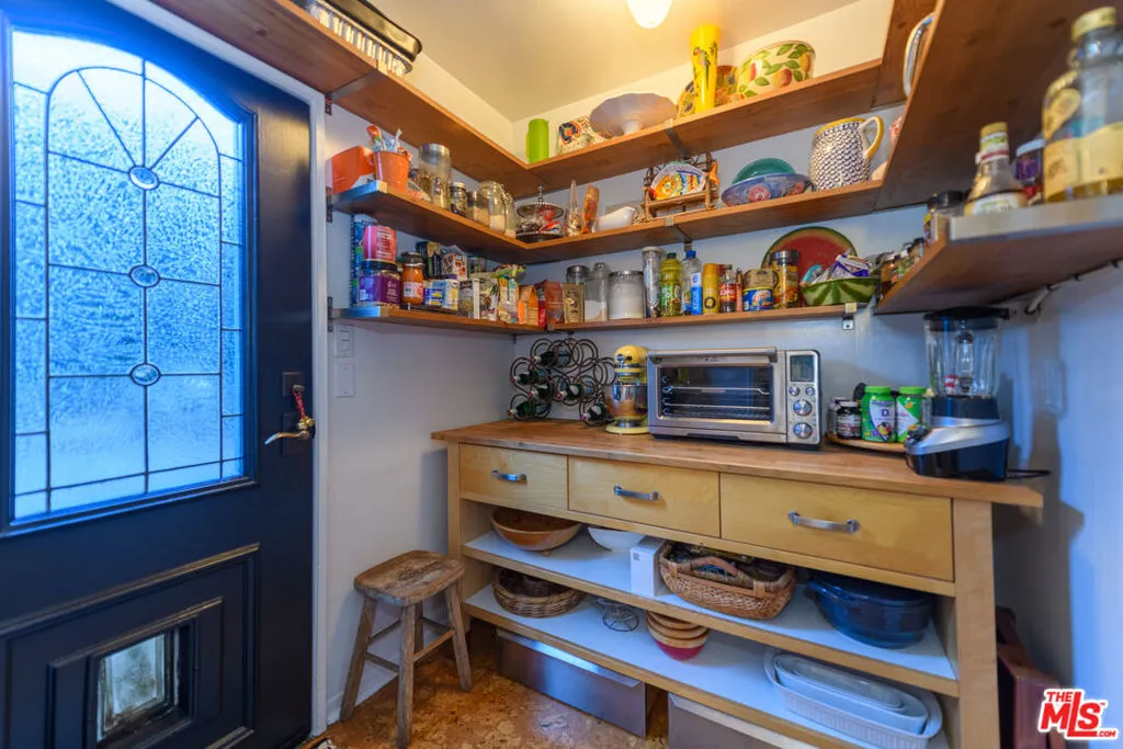 Studio City, California 91602, United States, 3 Bedrooms Bedrooms, ,2 BathroomsBathrooms,Residential,Pending,15848