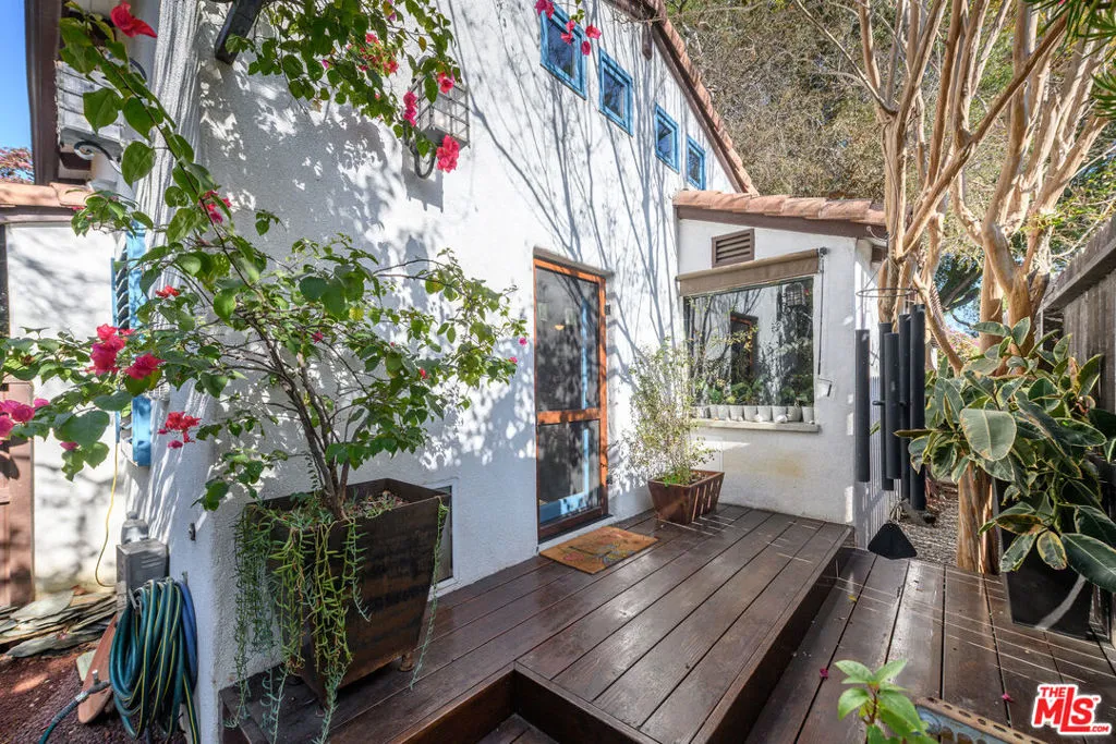 Studio City, California 91602, United States, 3 Bedrooms Bedrooms, ,2 BathroomsBathrooms,Residential,Pending,15848