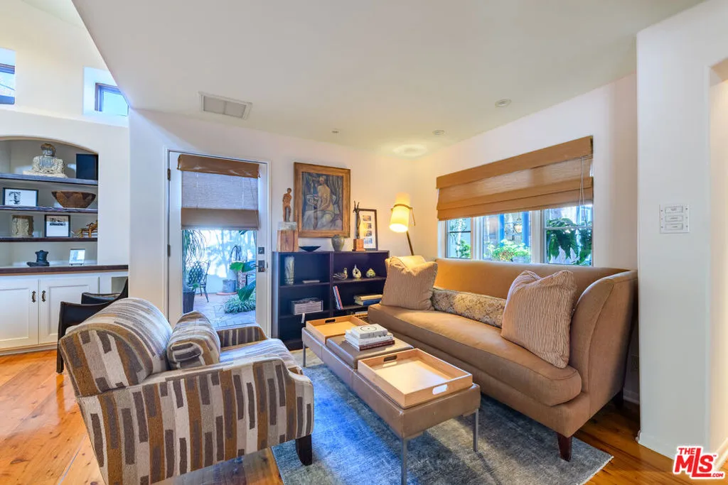 Studio City, California 91602, United States, 3 Bedrooms Bedrooms, ,2 BathroomsBathrooms,Residential,Pending,15848