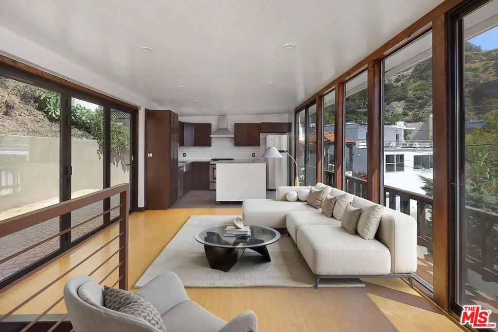 Los Angeles, California 90069, United States, 1 Bedroom Bedrooms, ,2 BathroomsBathrooms,Residential,Active,135688