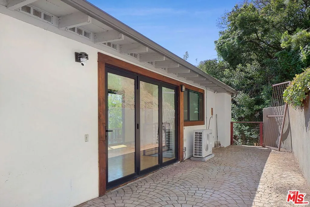 Los Angeles, California 90069, United States, 1 Bedroom Bedrooms, ,2 BathroomsBathrooms,Residential,Active,135688