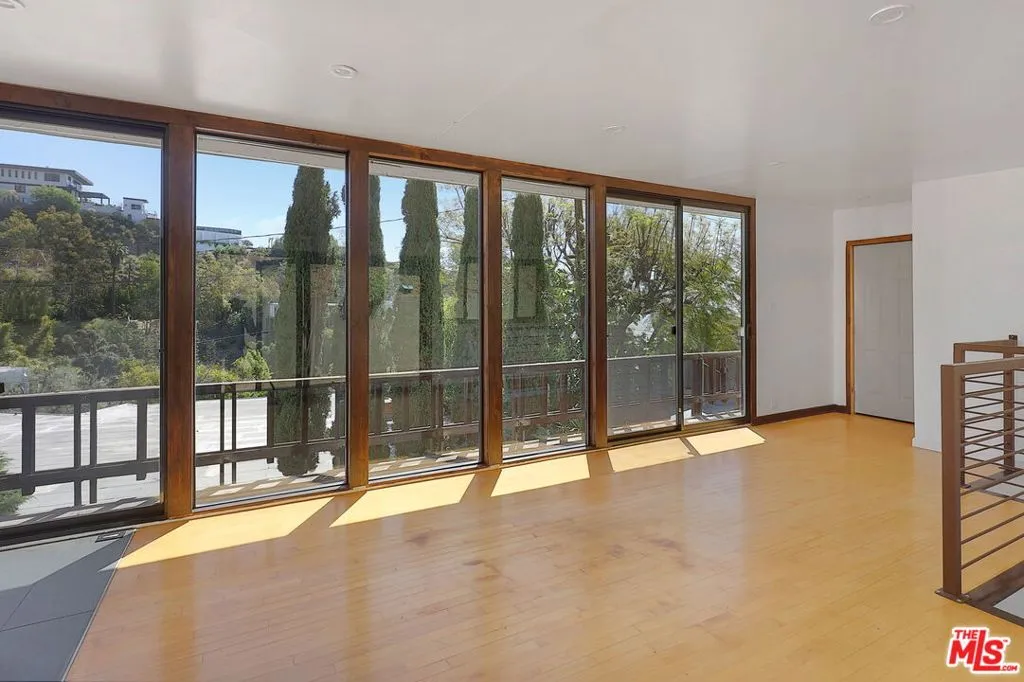 Los Angeles, California 90069, United States, 1 Bedroom Bedrooms, ,2 BathroomsBathrooms,Residential,Active,135688