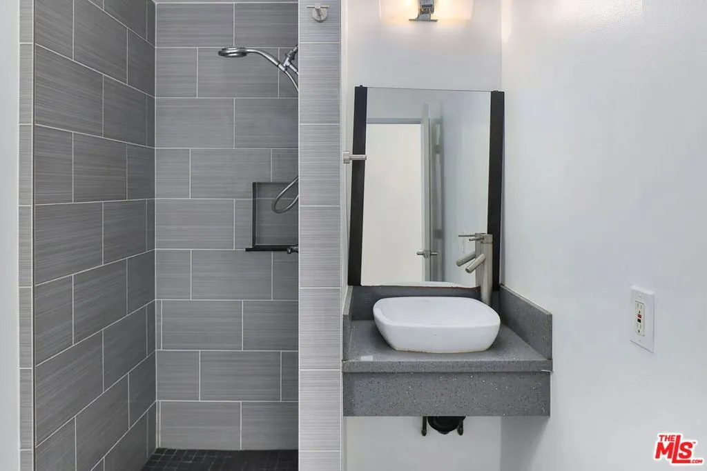 Los Angeles, California 90069, United States, 1 Bedroom Bedrooms, ,2 BathroomsBathrooms,Residential,Active,135688