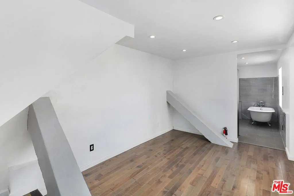 Los Angeles, California 90069, United States, 1 Bedroom Bedrooms, ,2 BathroomsBathrooms,Residential,Active,135688