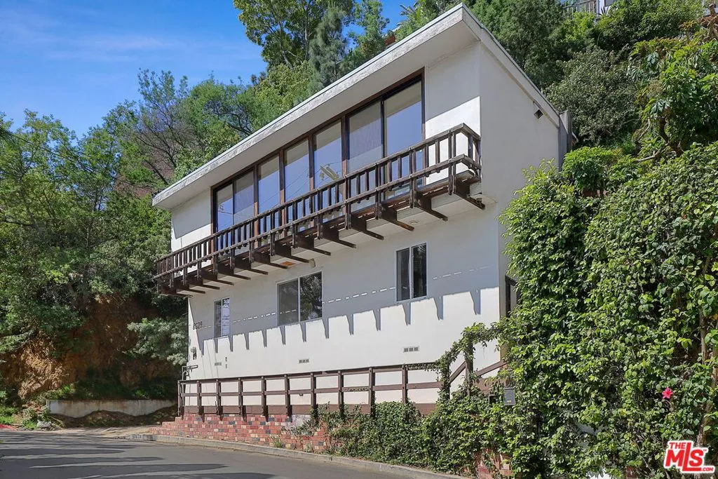 Los Angeles, California 90069, United States, 1 Bedroom Bedrooms, ,2 BathroomsBathrooms,Residential,Active,135688