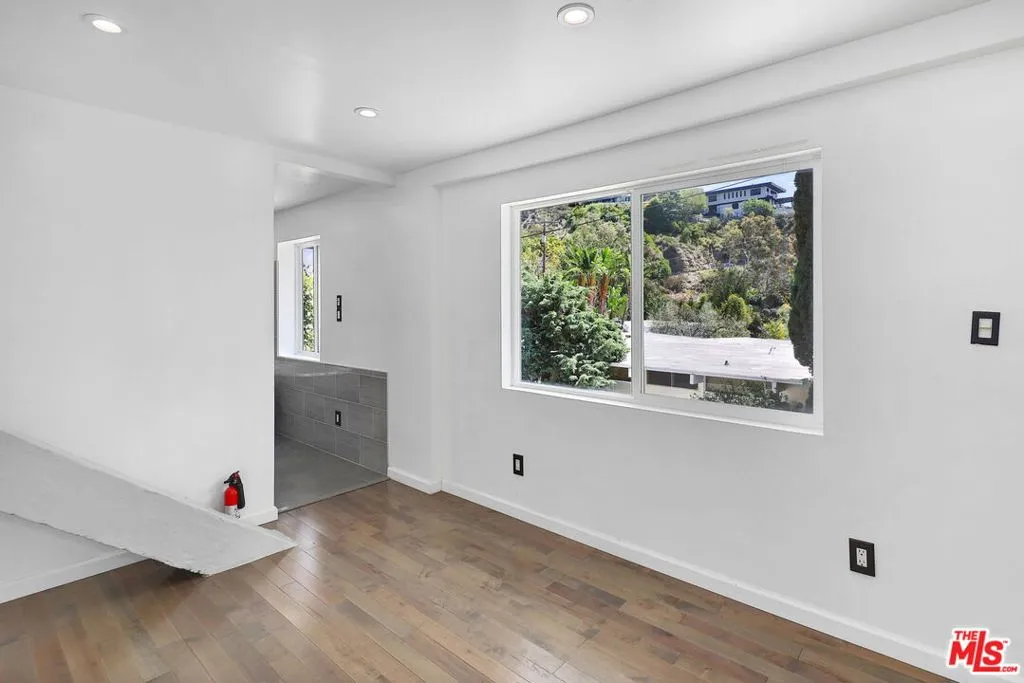 Los Angeles, California 90069, United States, 1 Bedroom Bedrooms, ,2 BathroomsBathrooms,Residential,Active,135688