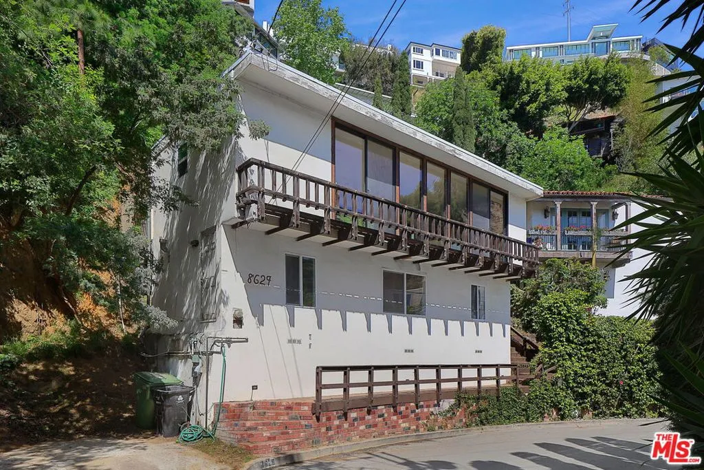 Los Angeles, California 90069, United States, 1 Bedroom Bedrooms, ,2 BathroomsBathrooms,Residential,Active,135688