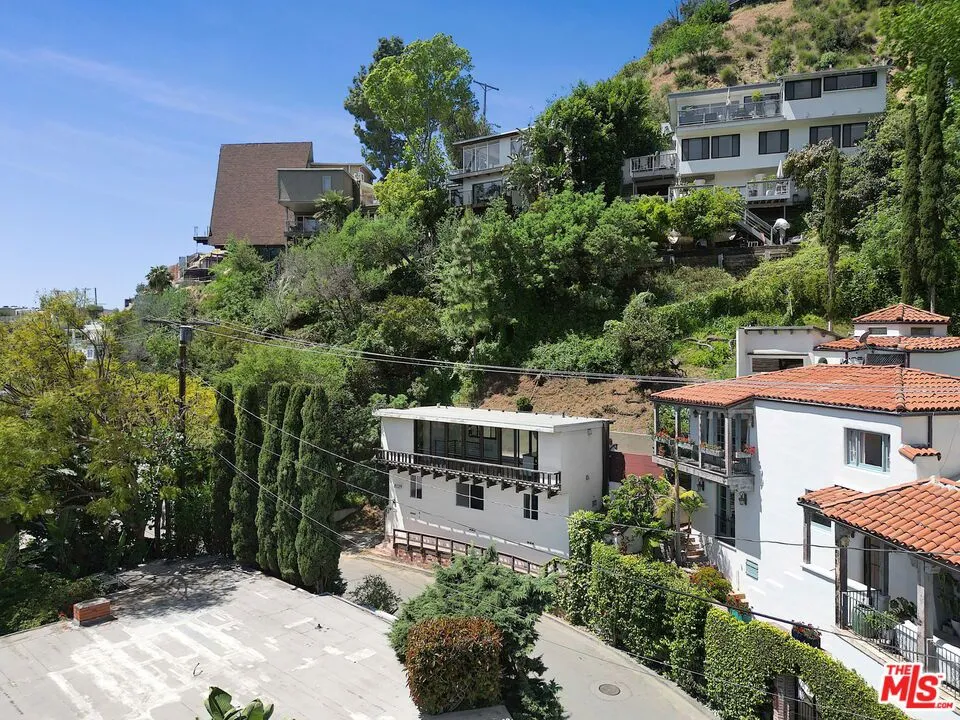 Los Angeles, California 90069, United States, 1 Bedroom Bedrooms, ,2 BathroomsBathrooms,Residential,Active,135688