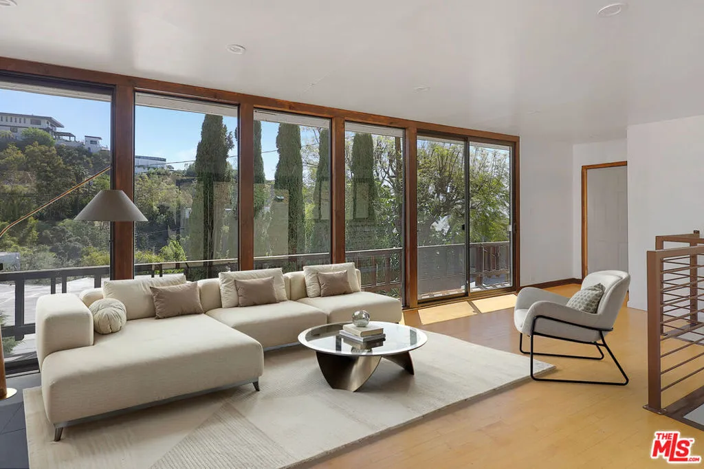 Los Angeles, California 90069, United States, 1 Bedroom Bedrooms, ,2 BathroomsBathrooms,Residential,Active,135688