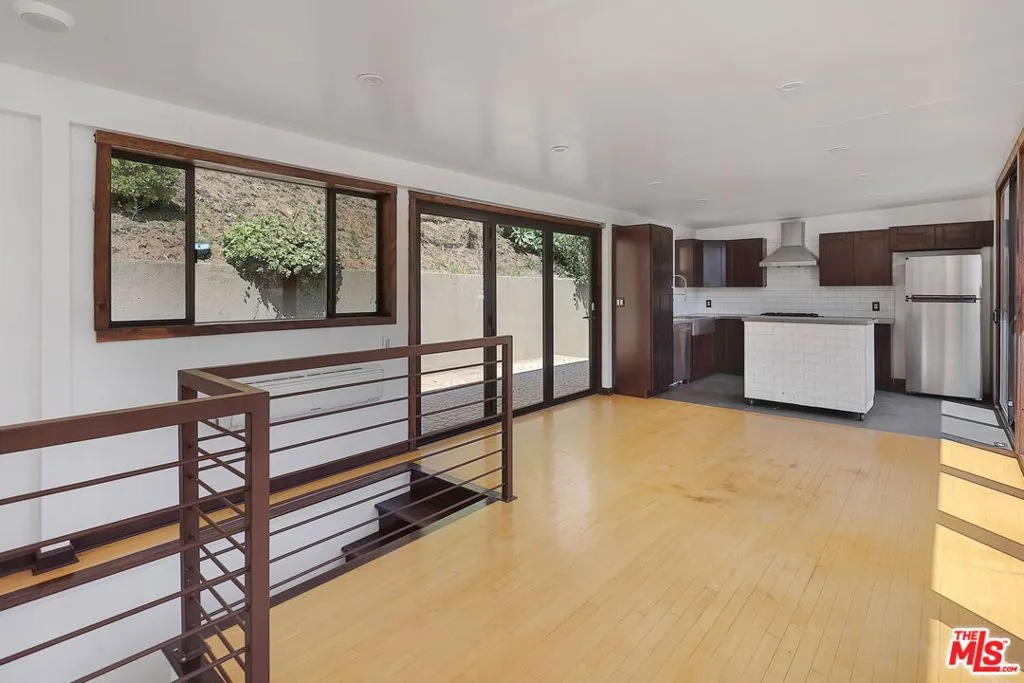 Los Angeles, California 90069, United States, 1 Bedroom Bedrooms, ,2 BathroomsBathrooms,Residential,Active,135688