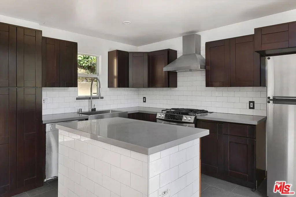 Los Angeles, California 90069, United States, 1 Bedroom Bedrooms, ,2 BathroomsBathrooms,Residential,Active,135688