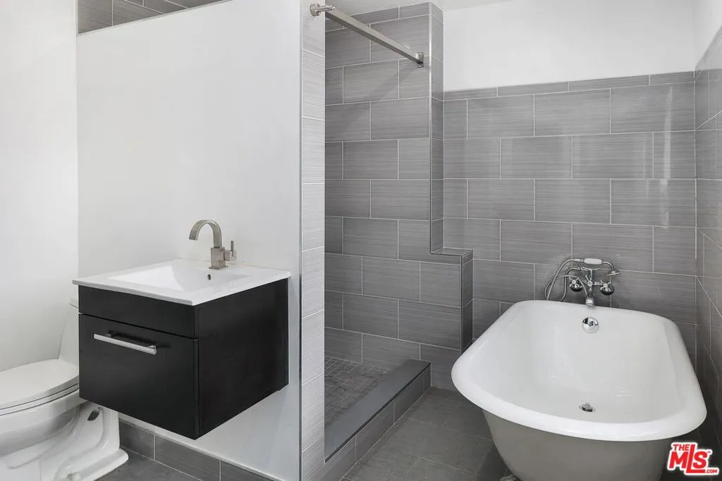 Los Angeles, California 90069, United States, 1 Bedroom Bedrooms, ,2 BathroomsBathrooms,Residential,Active,135688