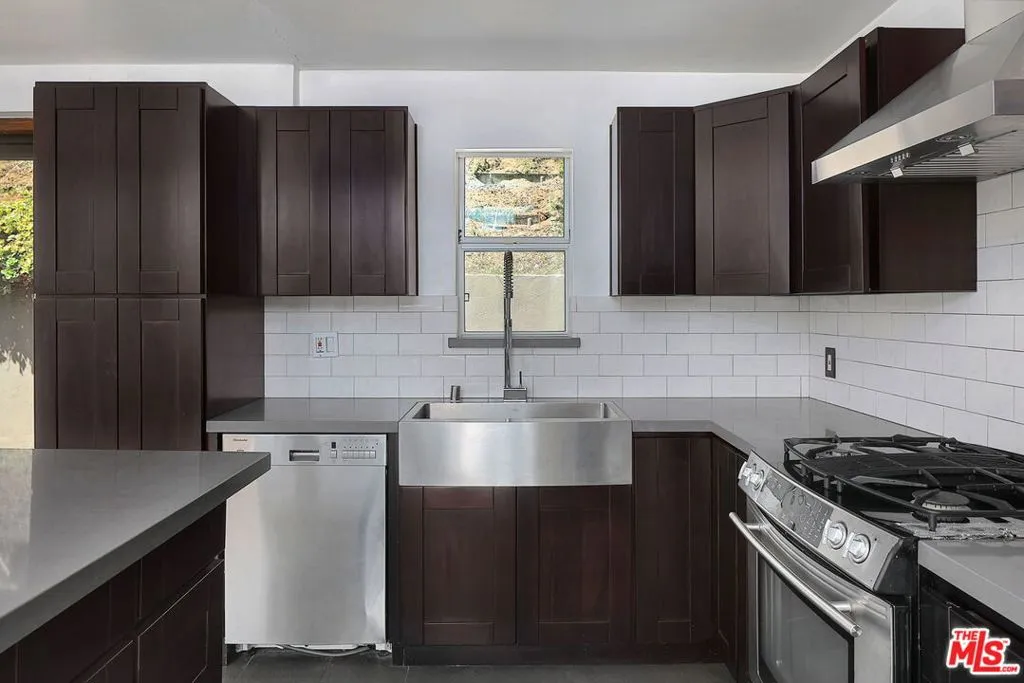 Los Angeles, California 90069, United States, 1 Bedroom Bedrooms, ,2 BathroomsBathrooms,Residential,Active,135688