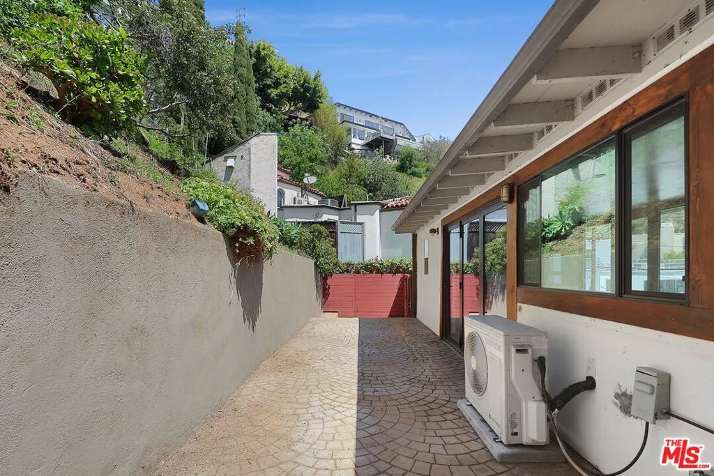 Los Angeles, California 90069, United States, 1 Bedroom Bedrooms, ,2 BathroomsBathrooms,Residential,Active,135688