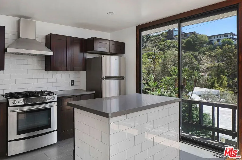 Los Angeles, California 90069, United States, 1 Bedroom Bedrooms, ,2 BathroomsBathrooms,Residential,Active,135688