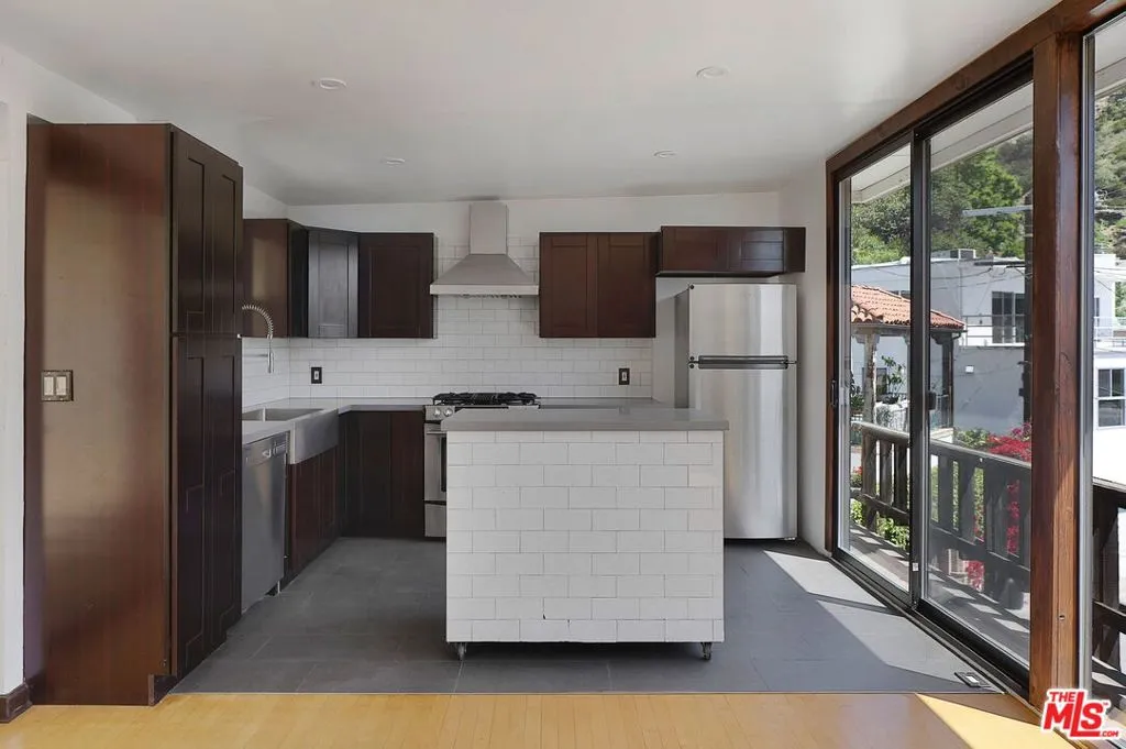 Los Angeles, California 90069, United States, 1 Bedroom Bedrooms, ,2 BathroomsBathrooms,Residential,Active,135688