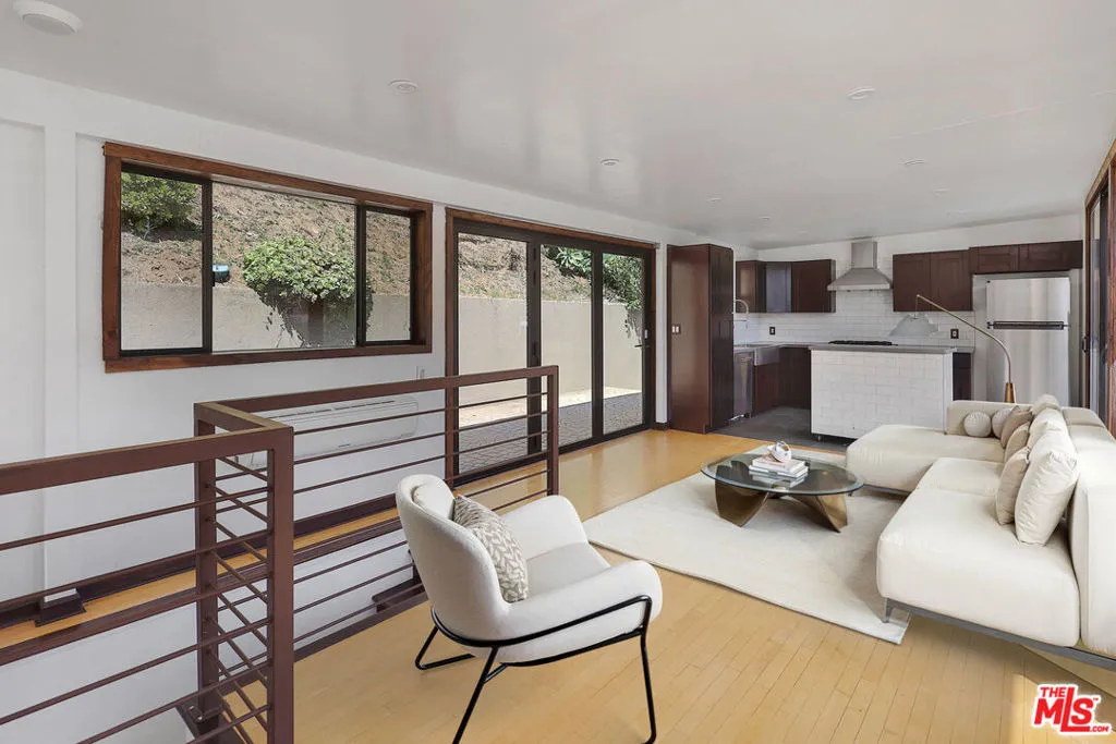 Los Angeles, California 90069, United States, 1 Bedroom Bedrooms, ,2 BathroomsBathrooms,Residential,Active,135688