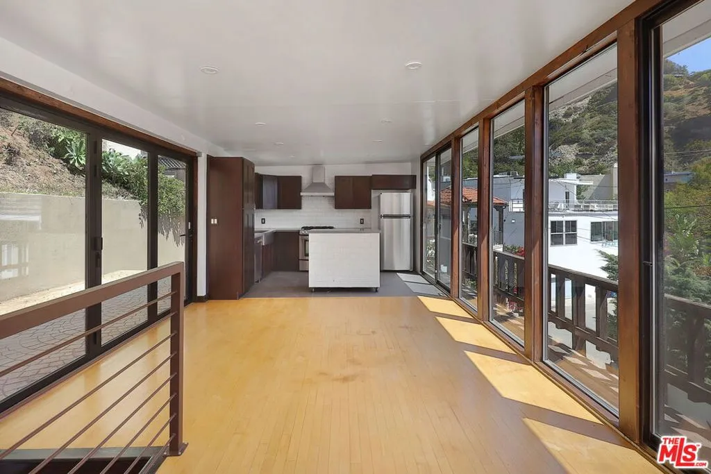 Los Angeles, California 90069, United States, 1 Bedroom Bedrooms, ,2 BathroomsBathrooms,Residential,Active,135688