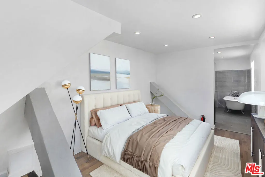 Los Angeles, California 90069, United States, 1 Bedroom Bedrooms, ,2 BathroomsBathrooms,Residential,Active,135688