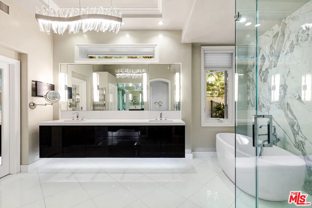 Tarzana, California 91356, United States, 4 Bedrooms Bedrooms, ,4 BathroomsBathrooms,Residential,Pending,37428