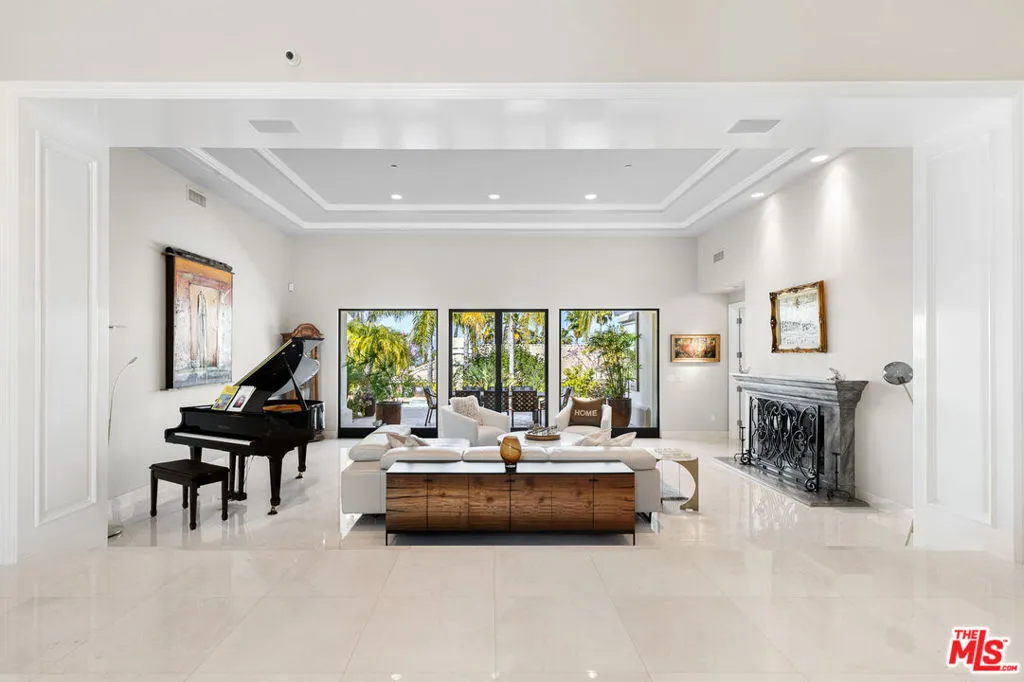 Tarzana, California 91356, United States, 4 Bedrooms Bedrooms, ,4 BathroomsBathrooms,Residential,Pending,37428