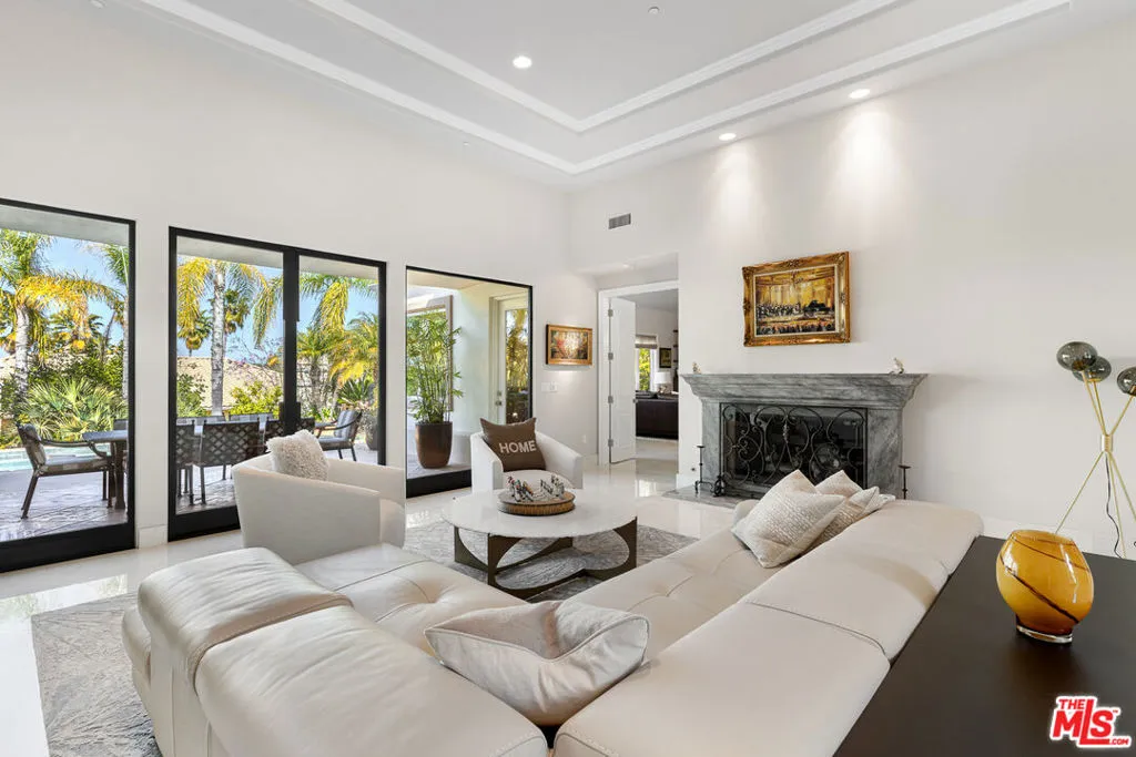 Tarzana, California 91356, United States, 4 Bedrooms Bedrooms, ,4 BathroomsBathrooms,Residential,Pending,37428