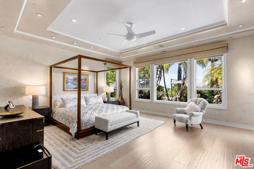 Tarzana, California 91356, United States, 4 Bedrooms Bedrooms, ,4 BathroomsBathrooms,Residential,Pending,37428