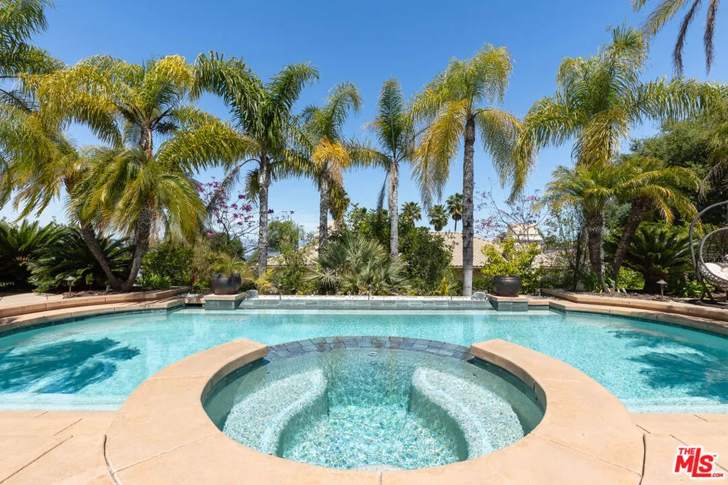 Tarzana, California 91356, United States, 4 Bedrooms Bedrooms, ,4 BathroomsBathrooms,Residential,Pending,37428