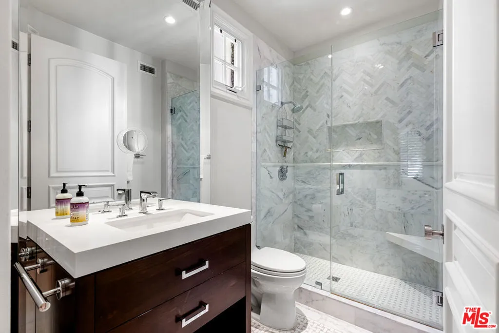 Tarzana, California 91356, United States, 4 Bedrooms Bedrooms, ,4 BathroomsBathrooms,Residential,Pending,37428