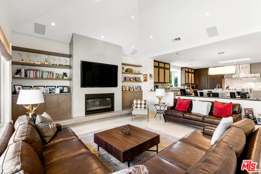 Tarzana, California 91356, United States, 4 Bedrooms Bedrooms, ,4 BathroomsBathrooms,Residential,Pending,37428