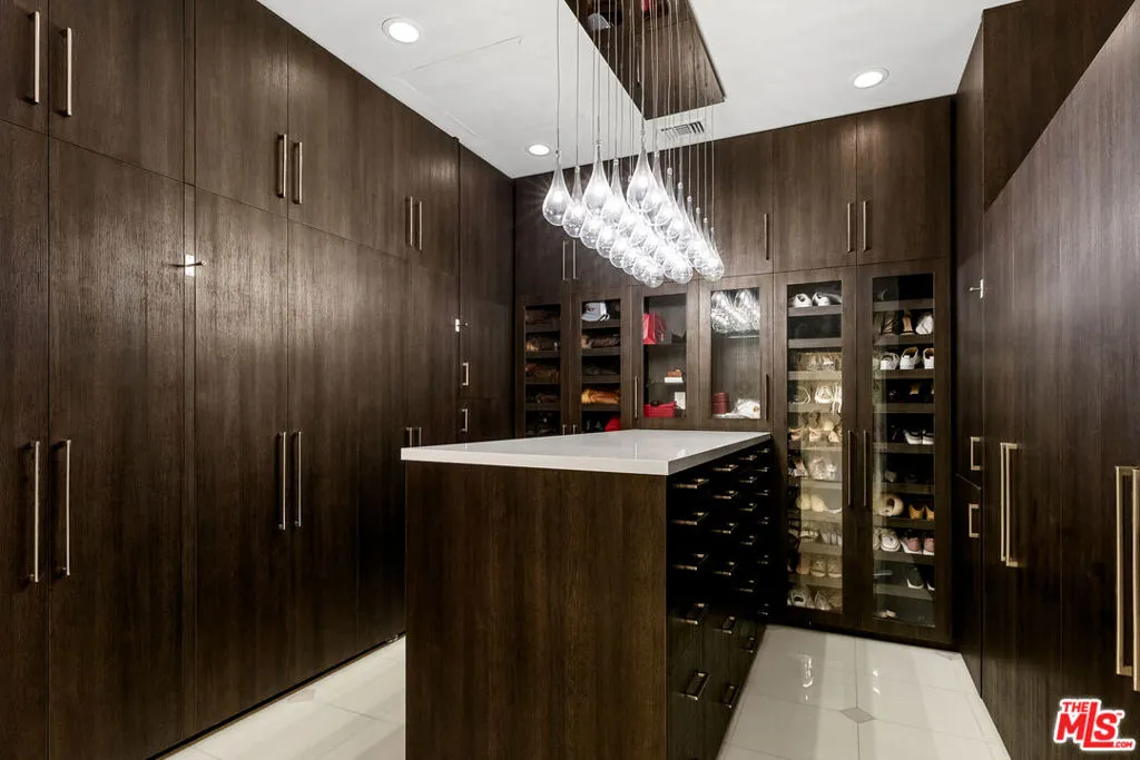 Tarzana, California 91356, United States, 4 Bedrooms Bedrooms, ,4 BathroomsBathrooms,Residential,Pending,37428