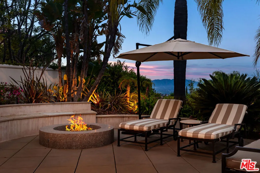 Tarzana, California 91356, United States, 4 Bedrooms Bedrooms, ,4 BathroomsBathrooms,Residential,Pending,37428