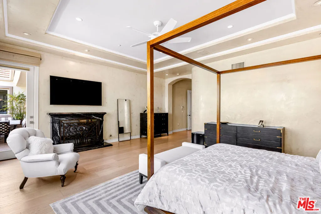 Tarzana, California 91356, United States, 4 Bedrooms Bedrooms, ,4 BathroomsBathrooms,Residential,Pending,37428